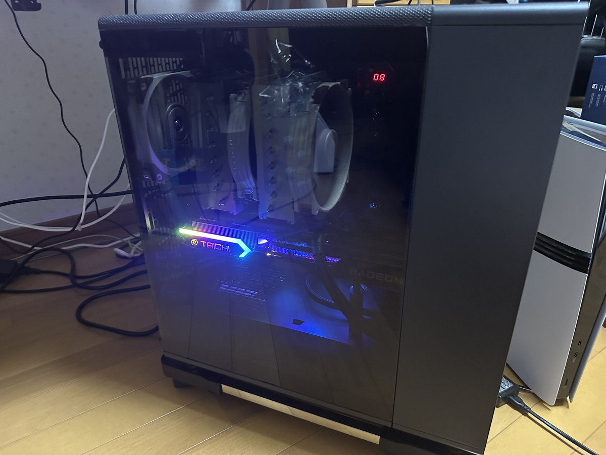 MakoRemake's tweet photo. PC無事起動
CPU Ryzen7 9800 3D
GPU RADEON RX9070XT
ゲームは超快適だが机が狭い泣

シージやるか https://t.co/cF0RCiiNMi