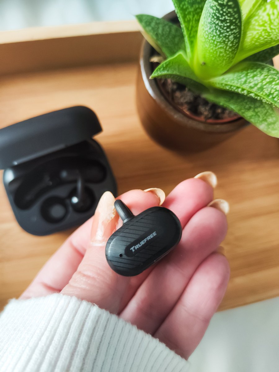 Cloud-cozy and comfy wearing on #TRUEFREE Clip C10 that hugs your ears like a lazy Sunday~ ☁️🎶

#truefree #music #earbuds #Tech #wireless #cozy #daily #Audio