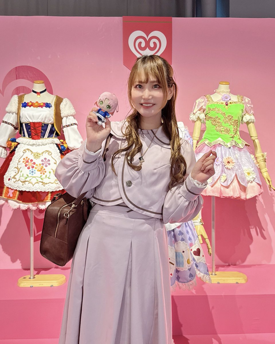 ＼いよいよ明日から／
🎀オールアイカツ！大衣装展！！🎀

関係者向け内覧会へ♡
衣装と久々のご対面！あの日駆け抜けた歴戦の衣装たちがズラーーーっと並ぶ光景はほんっっとに圧巻です（ ;  ; ）✨

想い出が蘇って胸がグッと熱くなりました🌸ちょっと恥ずかしいけど、隅々までその目で見て下さいね👀