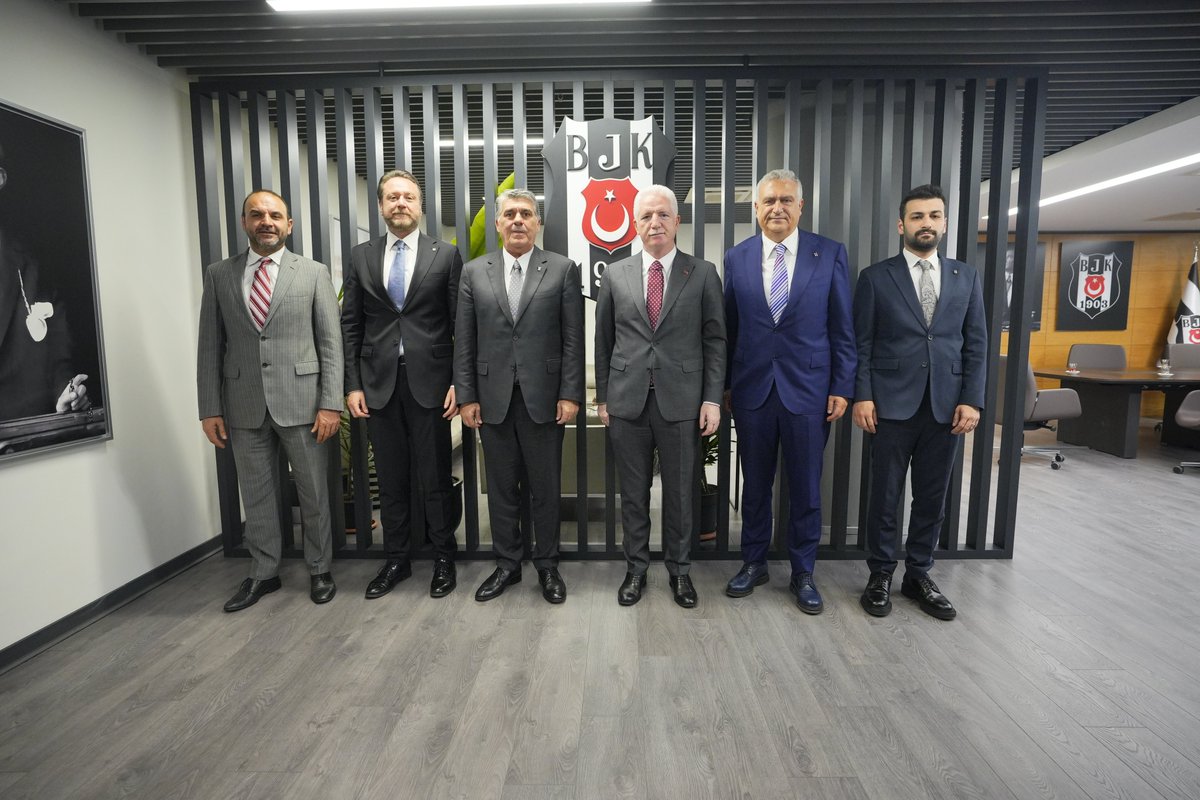 İstanbul Valisi Davut Gül’den Kulübümüze Ziyaret

🔗 bjk.com.tr/tr/haber/91820