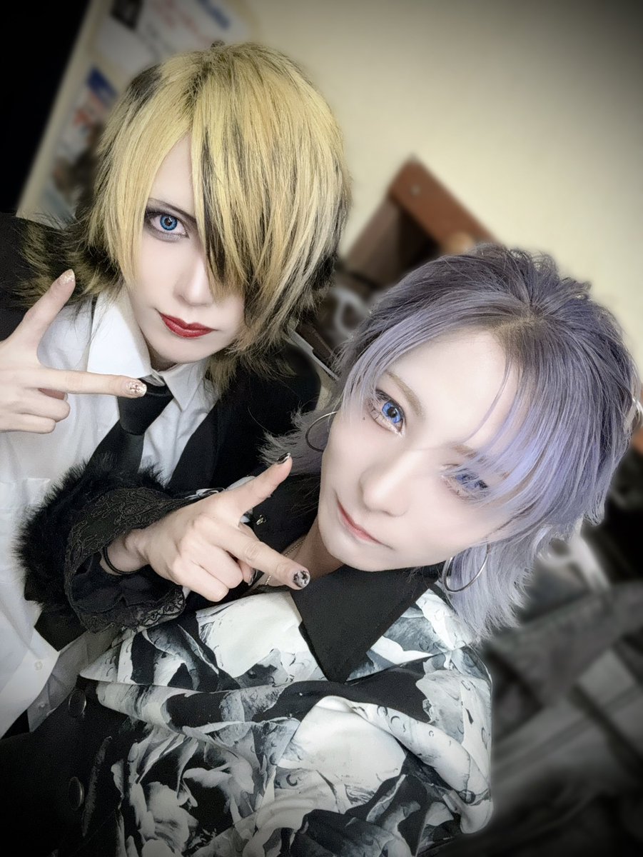 6/11『D.C.』

宮田と！
V系始めて1番最初に仲良くなったドラマー
メンバーVoセッションでは
俺の後ろ支えてくれてありがとう🖤

新バンドも応援してるね！🦁🦋🥁