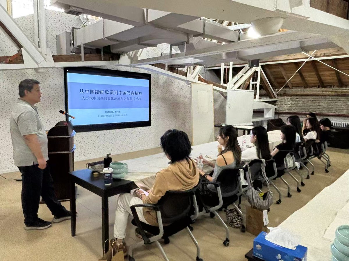 UM_1981's tweet photo. Students and faculty of #UM Cheng Yu Tung College joined an exchange trip to Beijing to celebrate the college’s ten-year partnership with Yuanpei College of @PKU1898 Peking University. https://t.co/YubOjbuMvH
#universityofmacau #UM #CYTC https://t.co/WCuJ5mzYf3