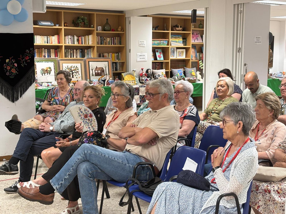Jordi Sendra 🎗 (@jordisendra) on Twitter photo 😊 El Sr. <a href="/Collgilabert/">Antoni Coll</a> és un pou de saber, a més de bon amic i bona persona. Avui he gaudit de les anècdotes de la seva llarga vida de periodista. També d'home solidari, pare de la <a href="/FBonanit/">Fundació Bonanit</a> d'ajuda als sense llar.
🫂 Gràcies Llar de Jubilats i Pensionistes Tàrraco per la 😊 El Sr. <a href="/Collgilabert/">Antoni Coll</a> és un pou de saber, a més de bon amic i bona persona. Avui he gaudit de les anècdotes de la seva llarga vida de periodista. També d'home solidari, pare de la <a href="/FBonanit/">Fundació Bonanit</a> d'ajuda als sense llar.
🫂 Gràcies Llar de Jubilats i Pensionistes Tàrraco per la