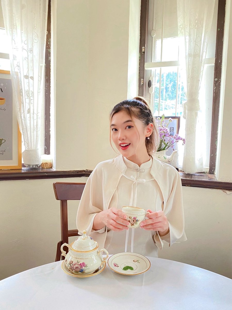 RibbinGirlster's tweet photo. Sriyan Tearoom &amp; Sappaya
ยกระดับความรื่นรมย์ในการจิบชา
ในเรือนบ้านเก่า 2 ชั้น อายุ 100 ปี 
สไตล์โคโรเนียล การตกแต่งแบบวินเทจ 
ย้อนยุค ทั้งมีเสน่ห์ และอบอุ่นค่ะ
มีทั้งเมนูอาหาร น้ำชา เครื่องดื่ม และของหวาน
📍พิกัด :: ย่านศรีย่าน ถ.นครไชยศรี กรุงเทพ
@aroii 
#ทีรูม #Tearoom https://t.co/AnONHXyH5c