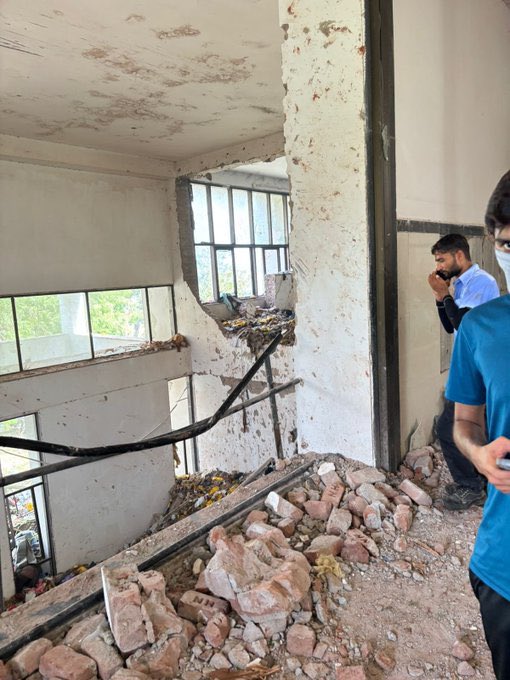 They were just having lunch. This photo with chapati and sabzi still untouched on plates, says it all. 

It’s hard to even imagine what the parents must be going through. So many young dreams lost in a matter of seconds. Absolutely heartbreaking 💔 
#planecrash #Bjmedicalcollege