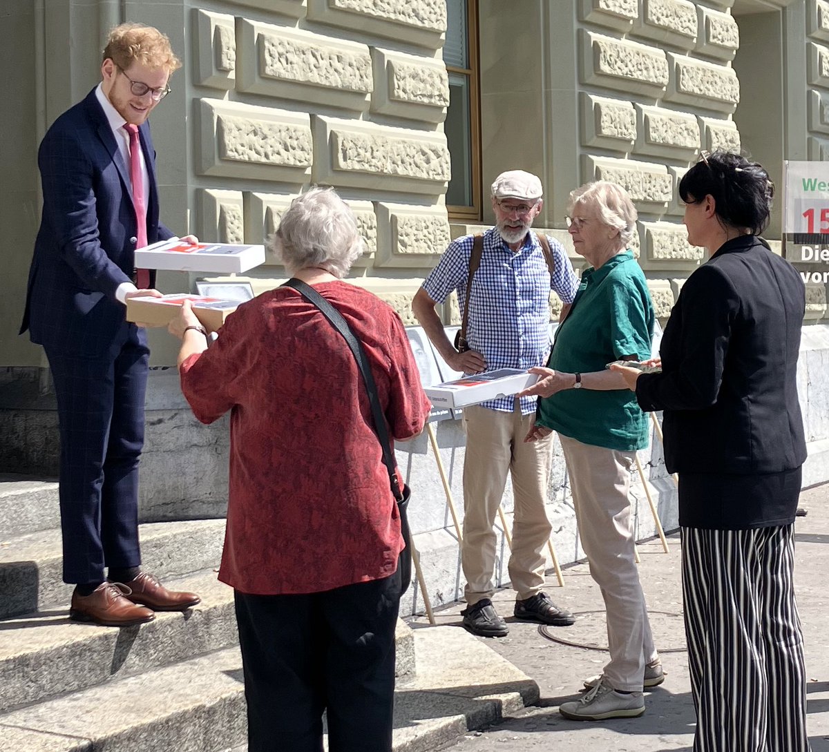 12.6.25 - #Berna - Svizzera - #Petizione con oltre 4600 firme presentata al Consiglio federale svizzero! #Libertà per i prigionieri saharawi di #Gdeim_Izik!