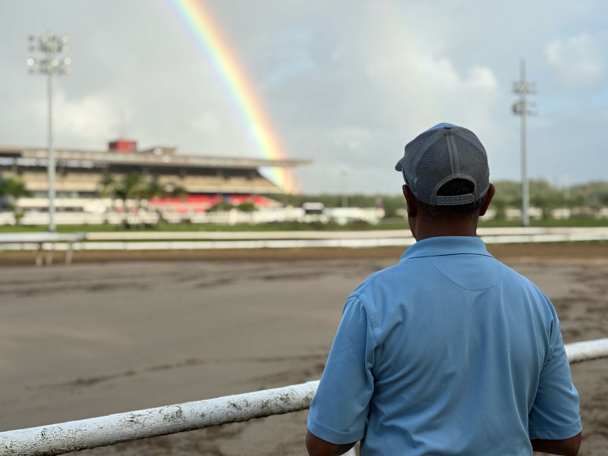 willielozanojr's tweet photo. 🌈 "La vida, como las carreras, tiene momentos de incertidumbre. A veces el terreno está lodoso, otras veces, el camino es claro. Pero siempre hay una meta… y a veces, un arcoíris que nos recuerda que el esfuerzo vale la pena." https://t.co/PWI3bEvhCU
