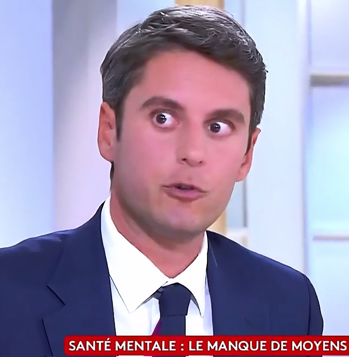 🤪ATTAL INQUIET DE LA SANTÉ MENTALE
DE «NOS» JEUNES
Il veut que chacun ait 2 entretiens avec des psychologues dans le primaire puis au lycée.
Mais ce blanc-bec sans enfant lance ça avec des regards hallucinés qui confirment que c'est d'abord lui qui relève de la psychothérapie !