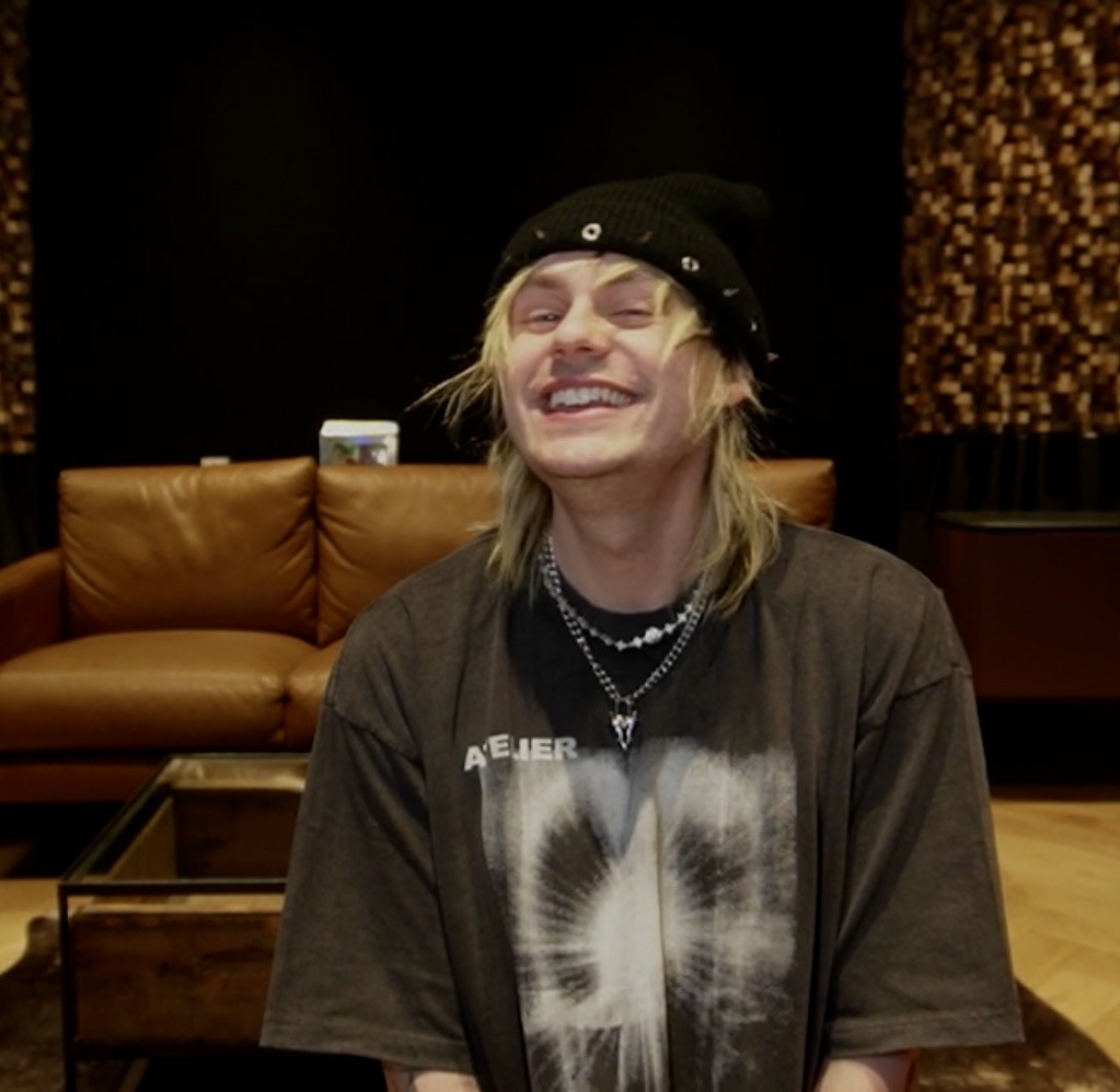 Welcome back and goodbye again forever, twitch streamer <a href="/Michael5SOS/">michael clifford</a> 🫡