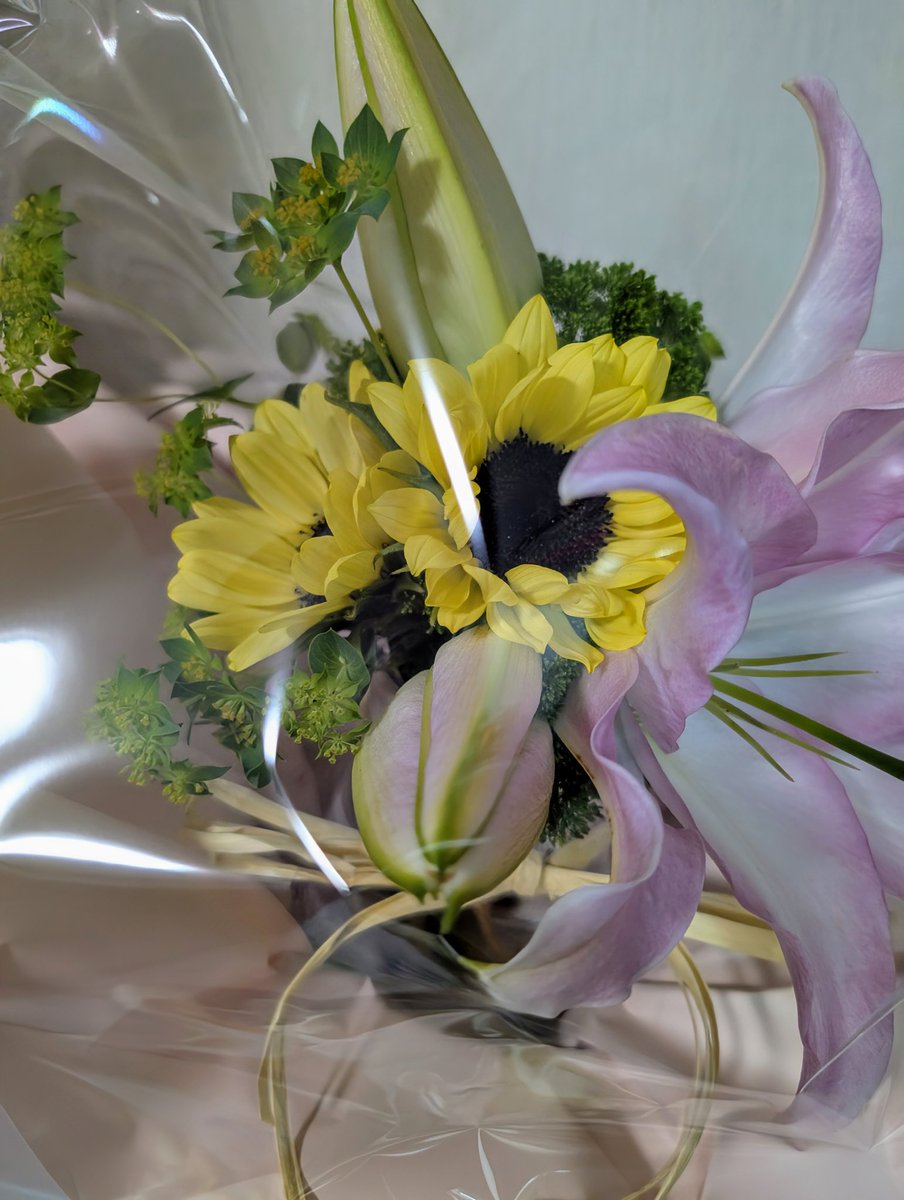 お花を頂きましたーっっ🌸🌻😉🙌

〇〇回目ともなると
ついつい…
もういいよ（笑）と
独り呟いてみたり😅

でも誕生日は年に1回だけなので
自分らしくまた階段を駆け上がりたいと思います。

#6月12日
#誕生日