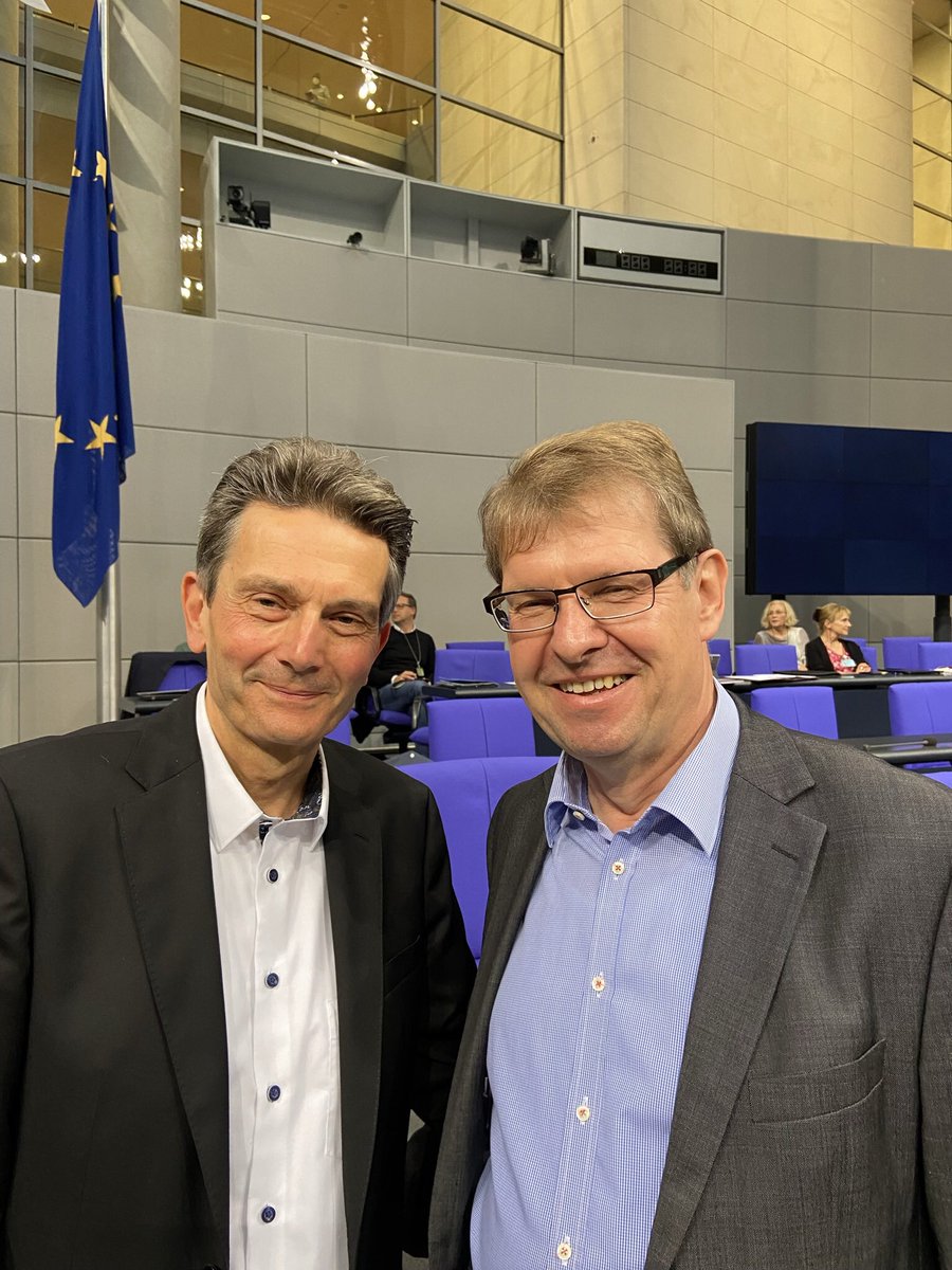 Immer wenn ich #Mützenich sehe, fühle ich mich an #Schäl aus dem Kölner #Hänneschen-Theater erinnert, äußerlich wie charakterlich. Und seinem Kumpan #Stegner kann man eine gewisse Nähe zu #Tünnes auch nicht absprechen. #Manifest #SPD