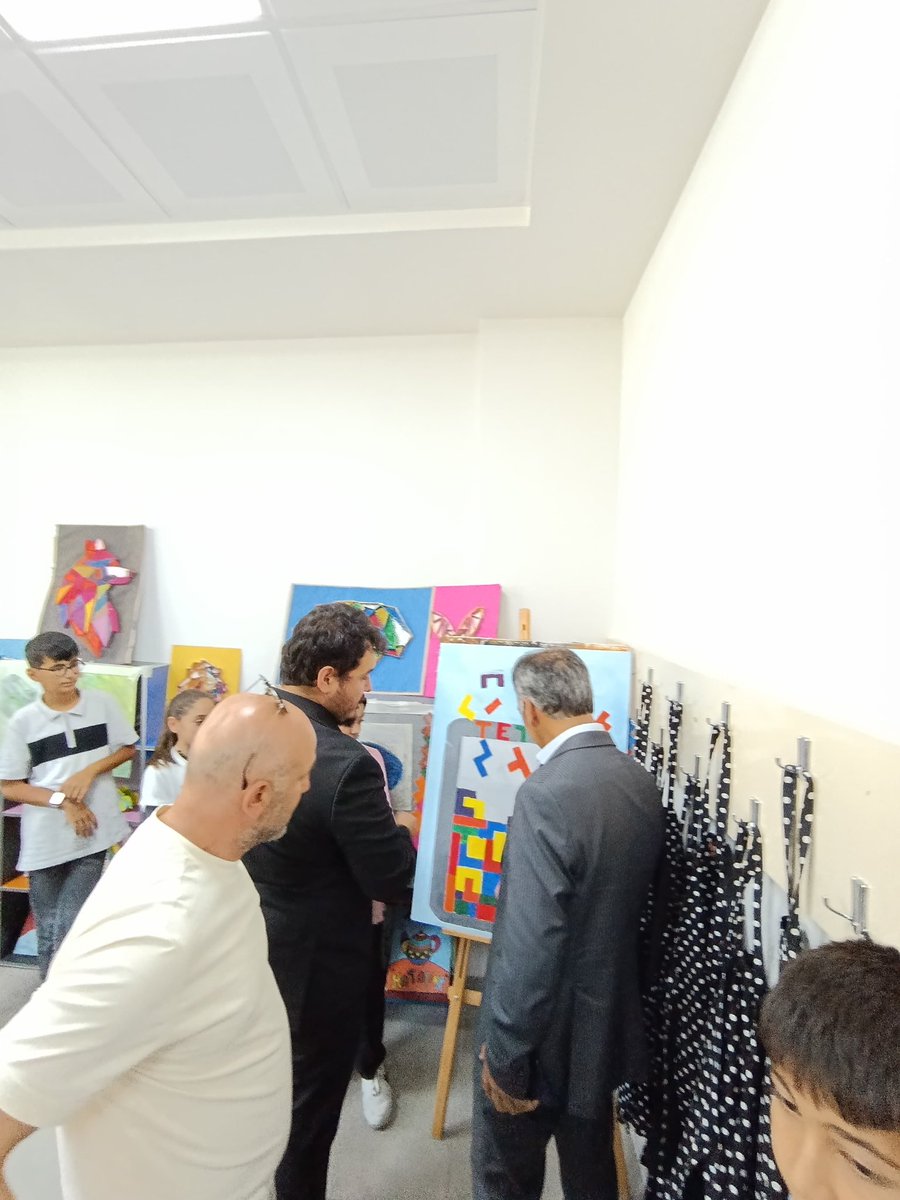 hazarsahyyoo's tweet photo. Yıl sonu sanat sergimizden bazı görüntüler @muhittinciftc @SolhanMEM @bingolmem @MustafaOzel66 https://t.co/rTMXhZGoje