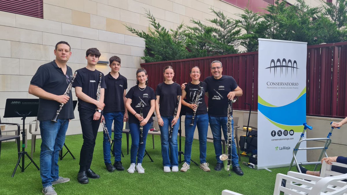 Una representación de alumnado y profesorado de Clarinete de nuestro <a href="/ConserPinedo/">Conservatorio Profesional de Música Eliseo Pinedo</a> ha ofrecido un concierto en vísperas de San Bernabé.
Gracias @boucolaribera por vuestros calurosos aplausos y permitirnos realizar una pequeña labor social con nuestro alumnado.
<a href="/lariojaorg/">Gobierno de La Rioja</a>