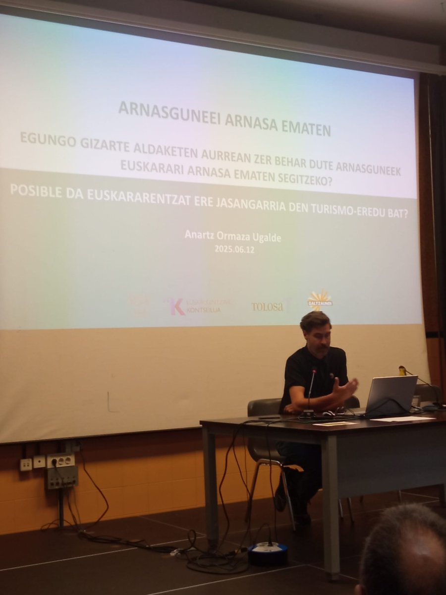 <a href="/MirenSegurola/">Miren Segurola</a> <a href="/uema_eus/">UEMA</a> <a href="/ueu_orokorra/">UEU</a> <a href="/xarregi/">Xabier Arregi</a> <a href="/IxaTaldea/">Ixa taldea</a> <a href="/lardizabaleus/">Lardizabal Herri Eskola</a> <a href="/margarieizagir2/">margari eizagirre</a> Eragin Linguistikoaren Ebaluazioa egin zaio lehen aldiz Turismo Plan bati; Tolosaldekoari, hain zuzen. Anartz Ormaza Ugalde arkitektoak azaldu dizkigu gakoak.

<a href="/tolosaudala/">Tolosako Udala</a> <a href="/bakioman/">anartz ormaza</a> 
#UI53 <a href="/ueu_orokorra/">UEU</a>