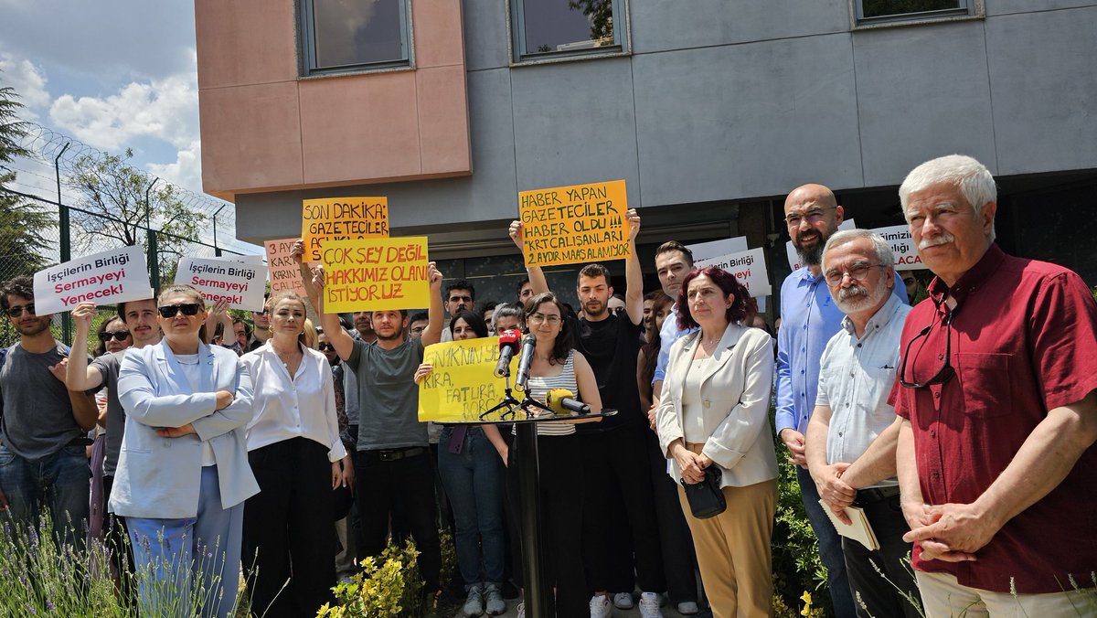 KRT TV medya emekçileri, Kasım 2023'te el değiştirmesi sonrasında yaşadığı yayın çizgisi savrulması ardından bugün Nisan, Mayıs ve Haziran itibariyle üç aydır maaş alamıyor

Öğle yemeği için verilmiş kartları dahi iptal edilmiş durumda

Bugünkü dayanışma buluşmasında; ÇGD,