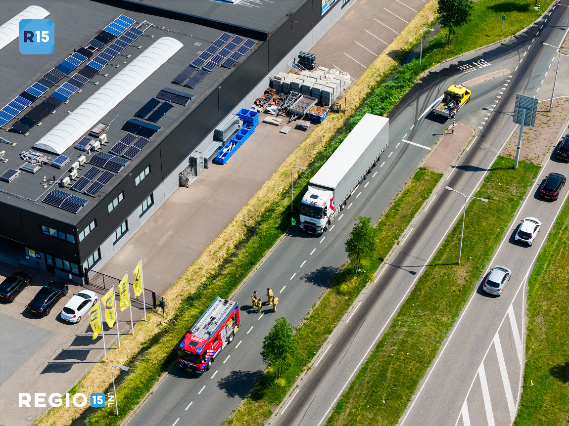 Vrachtwagen rijdt dieseltank lek in Den Hoorn