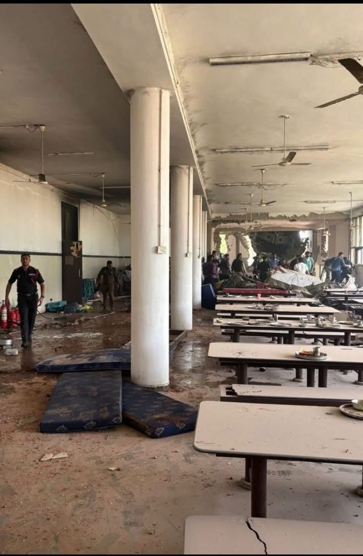 अहमदाबाद का मेडिकल हॉस्टल. यहाँ जब हादसा हुआ तो मेडिकल के छात्र खाना खा रहे थे #AhmedabadPlaneCrash #Ahemdabad #AirIndia #BreakingNews