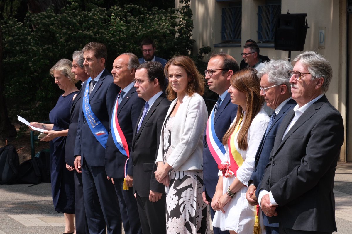 Préfet des Alpes-Maritimes🇫🇷 (@prefet06) on Twitter photo | Hommage à Mélanie G., assistante d’éducation du collège Françoise DOLTO de Nogent |
Avec les élèves du collège Henri Matisse de Nice et la Principale, Charles Ange GINÉSY, Président des <a href="/AlpesMaritimes/">alpesmaritimes</a>, Anthony BORRÉ, 1er adjointe de la <a href="/VilledeNice/">Ville de Nice</a>, le député Bernard CHAIX et | Hommage à Mélanie G., assistante d’éducation du collège Françoise DOLTO de Nogent |
Avec les élèves du collège Henri Matisse de Nice et la Principale, Charles Ange GINÉSY, Président des <a href="/AlpesMaritimes/">alpesmaritimes</a>, Anthony BORRÉ, 1er adjointe de la <a href="/VilledeNice/">Ville de Nice</a>, le député Bernard CHAIX et