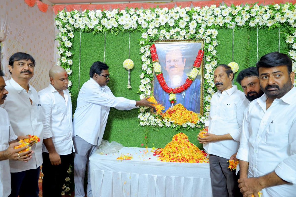 వెంకటకృష్ణ ప్రసాద్ కు నివాళులు అర్పించిన మాజీ మంత్రి పువ్వాడ..*

#ఖమ్మంజిల్లా TNGO మహిళా విభాగం మాజీ అధ్యక్షురాలు శభాసు జ్యోతి భర్త హెడమాస్టర్ వెంకటకృష్ణ ప్రసాద్ ఇటీవల మరణించగా వారి దశదిన ఖర్మకు హాజరై నివాళులు అర్పించిన మాజీ మంత్రి పువ్వాడ  అజయ్ కుమార్ గారు.

<a href="/BRSparty/">BRS Party</a> #Khammam