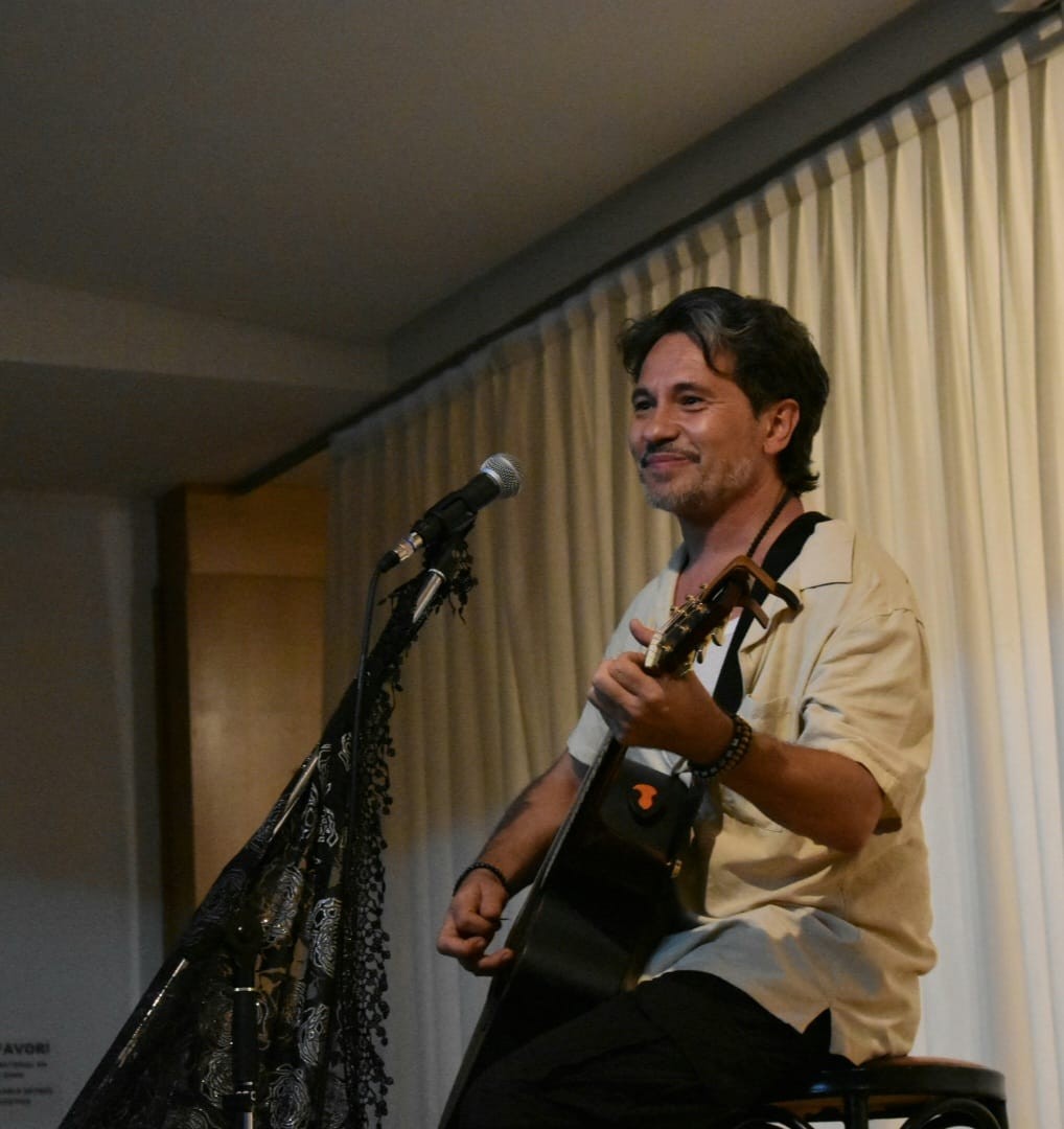 sgaeactualidad's tweet photo. El músico y compositor #DaviddeMaría nos enseñó ayer el poder transformador de la 🎶música para eliminar barreras y generar emociones. El autor ofreció un concierto 🎸acústico solidario en el @camfleganes, organizado desde el Área Social y Asistencial de #SGAE, dedicado a personas discapacitadas. ❤️Un gesto de amor que pone en valor la solidaridad y empatía del creador.