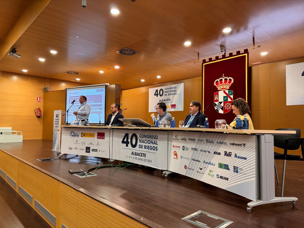 aeryd_es's tweet photo. 💦Estamos celebrando el Foro Empresarial de Innovación en el que las empresas dan a conocer sus trabajos de innovación presentados al 40 Congreso Nacional de #Riegos.

▶️Sesión moderada por #Interempresas @Horticom.

#CongresoRiegos #aeryd #regadío https://t.co/jVmZINXT2u