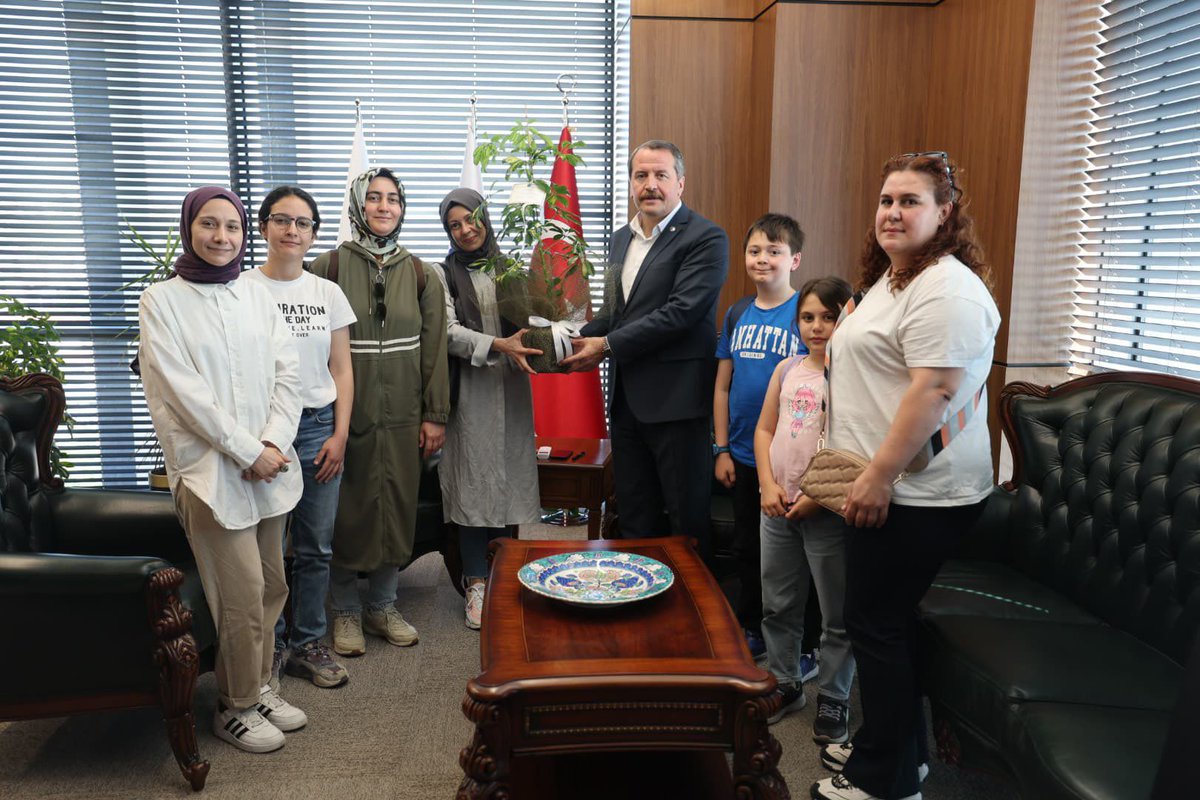 “Öğretmen adaylarımızın talepleri haklı ve makul. Bulunduğumuz her platformda öğretmen adaylarımızın sesi ve sözcüsü olmaya devam edeceğiz. Kadrolu öğretmensiz sınıfı kalmamış bir Türkiye bizim hem hayalimiz hem hedefimizdir.”

#EkAtama 
#EğitimBirSen
#KPSS2024EkAtamayaSomutAdım
