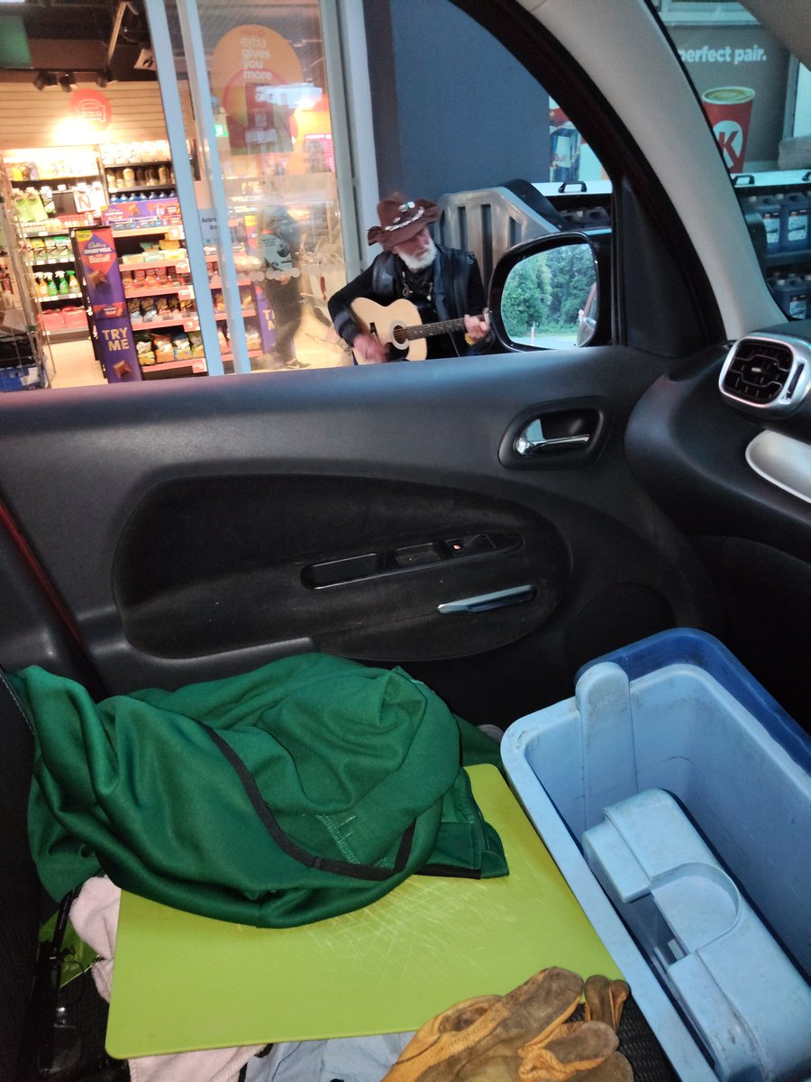 cuffester's tweet photo. @circlekireland very disappointed to be in one of your garages last night and at the door there was a chap Playing guitar and asking for money https://t.co/IySCB9pdVG