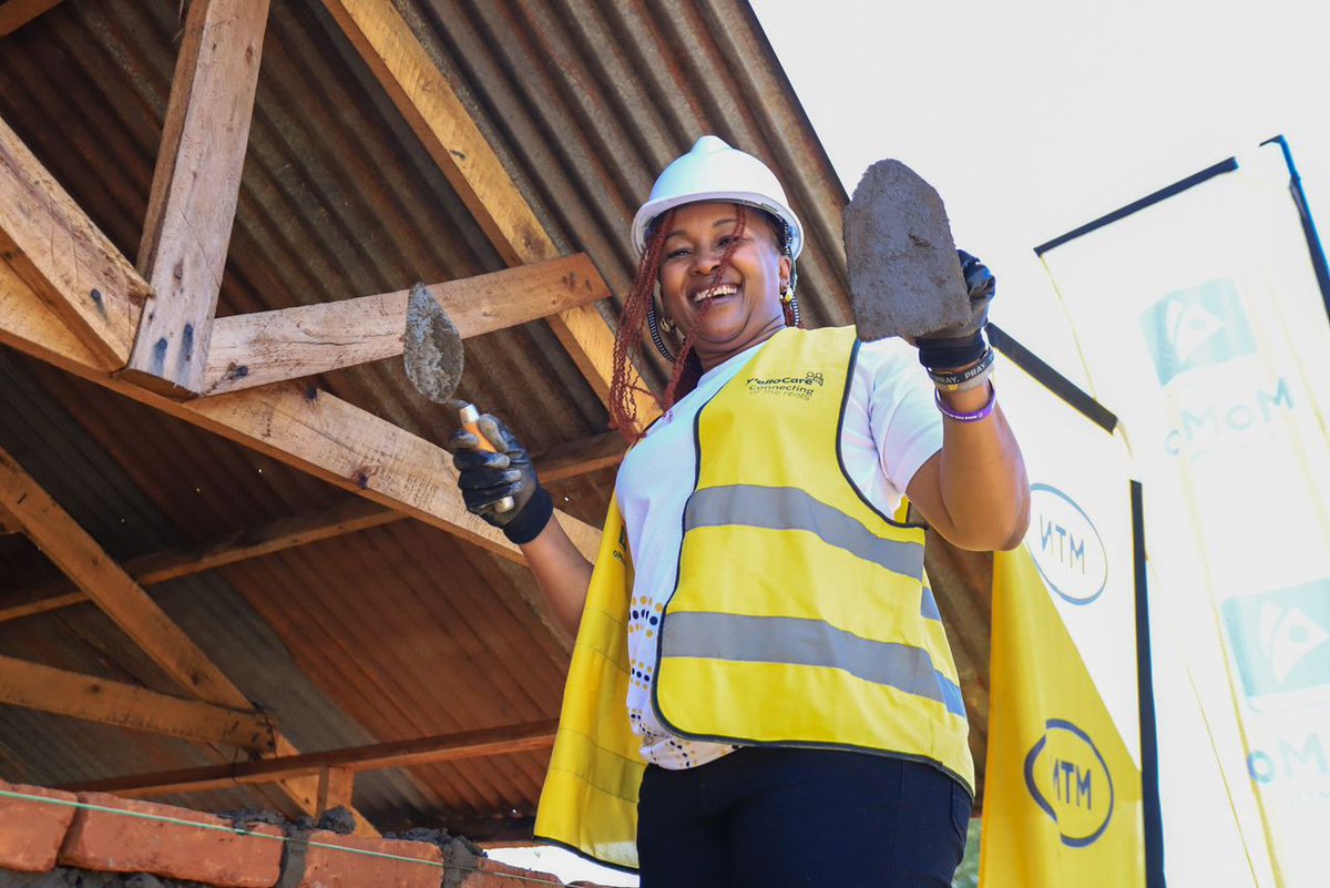 humugofficial's tweet image. Leading by example!!~Our CEO @sylmulinge
 in Pakwach, rolling up her sleeves alongside MTN staff constructing and refurbishing vital facilities at Alwi HCIII ~ This is leadership that walks the talk! 
 #21DaysOfYelloCare #ConnectingAtRoots #BuildingForTomorrow