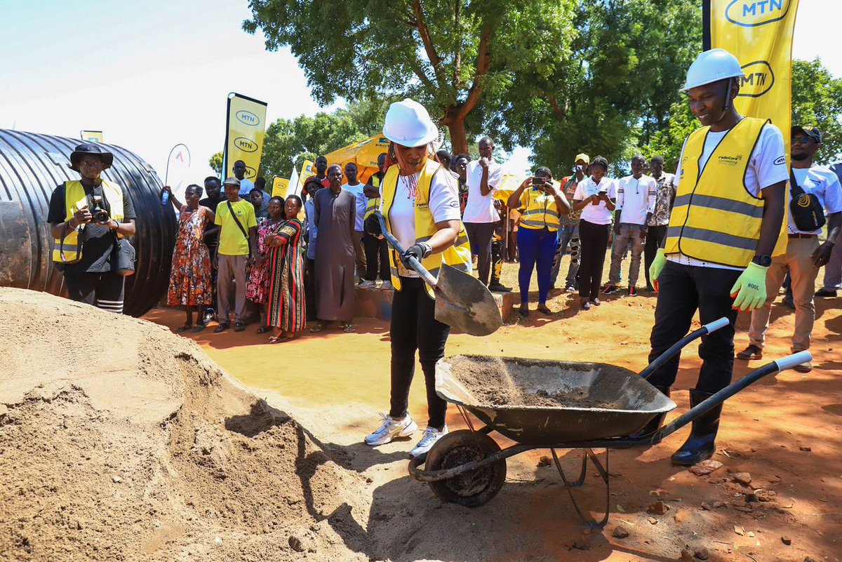 humugofficial's tweet image. Leading by example!!~Our CEO @sylmulinge
 in Pakwach, rolling up her sleeves alongside MTN staff constructing and refurbishing vital facilities at Alwi HCIII ~ This is leadership that walks the talk! 
 #21DaysOfYelloCare #ConnectingAtRoots #BuildingForTomorrow