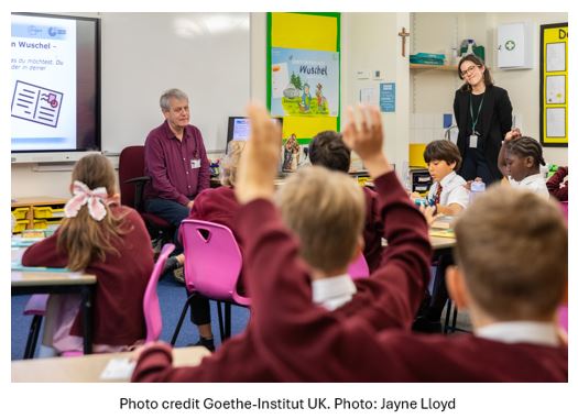 Ms Lyon attended Holy Family primary school when #axelsheffler visited this week. The students demonstrated their #german progress performing music and speaking in German and Axel read his latest book in German and English. Thanks to @G1_London1 for organising! 🇩🇪