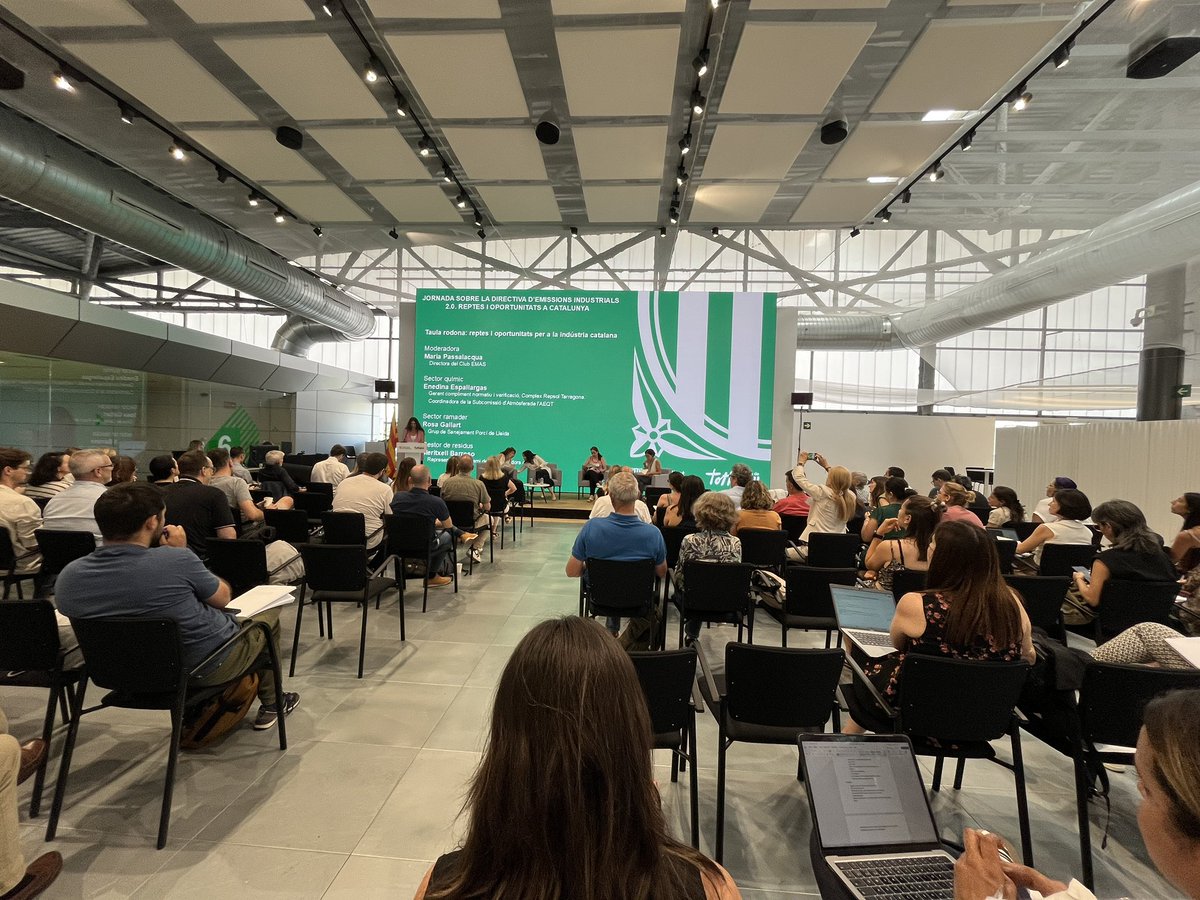 <a href="/clubemas/">Club EMAS</a> comença la seva participació com a moderador de la taula de debat de la jornada sobre la #DEI Maria Passalacqua, directora de <a href="/clubemas/">Club EMAS</a> inicia el debat amb les diferents empreses <a href="/territoricat/">Territori</a> #EMAS