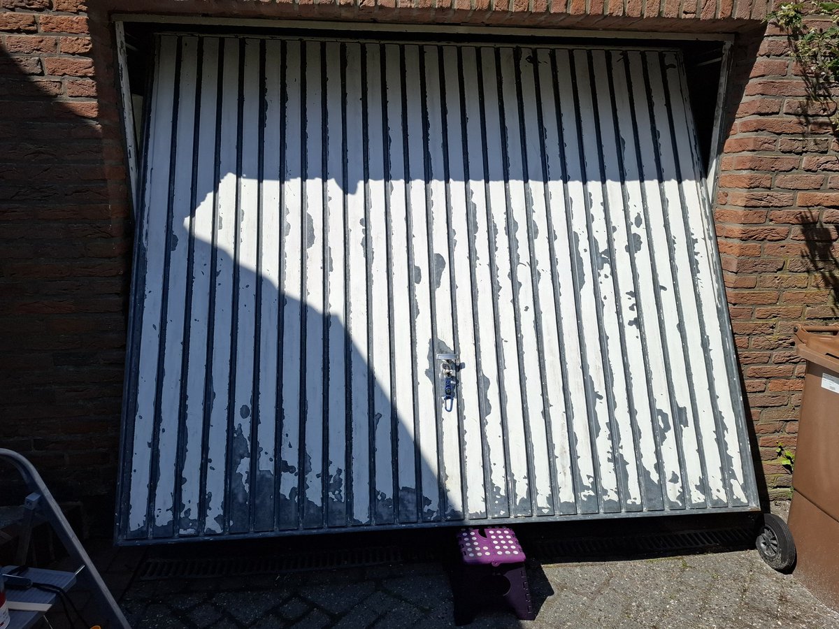 Amchanagi's tweet photo. #Übermenschliches vollbracht. - #Garagentor gestrichen. https://t.co/iRpLPl53p4