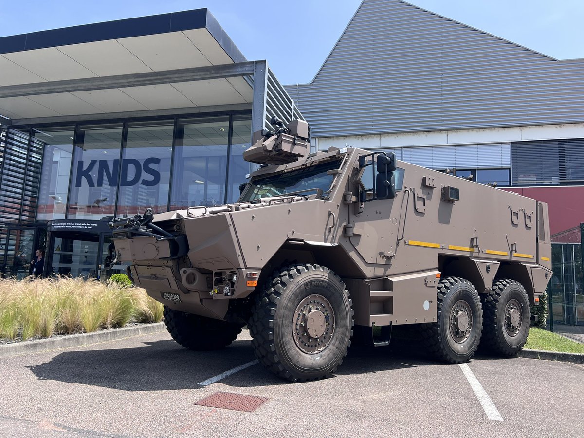 Griffon (et Jaguar) au garde-à-vous à l’entrée du site KNDS de Roanne pour la visite du ministre des Armées et de son homologue 🇧🇪

➡️Objectif de 24 Griffon livrés en 2025 à la Défense 🇧🇪. Assemblage final chez MOL CY, dont la ligne est configurée pour en sortir 10/mois.