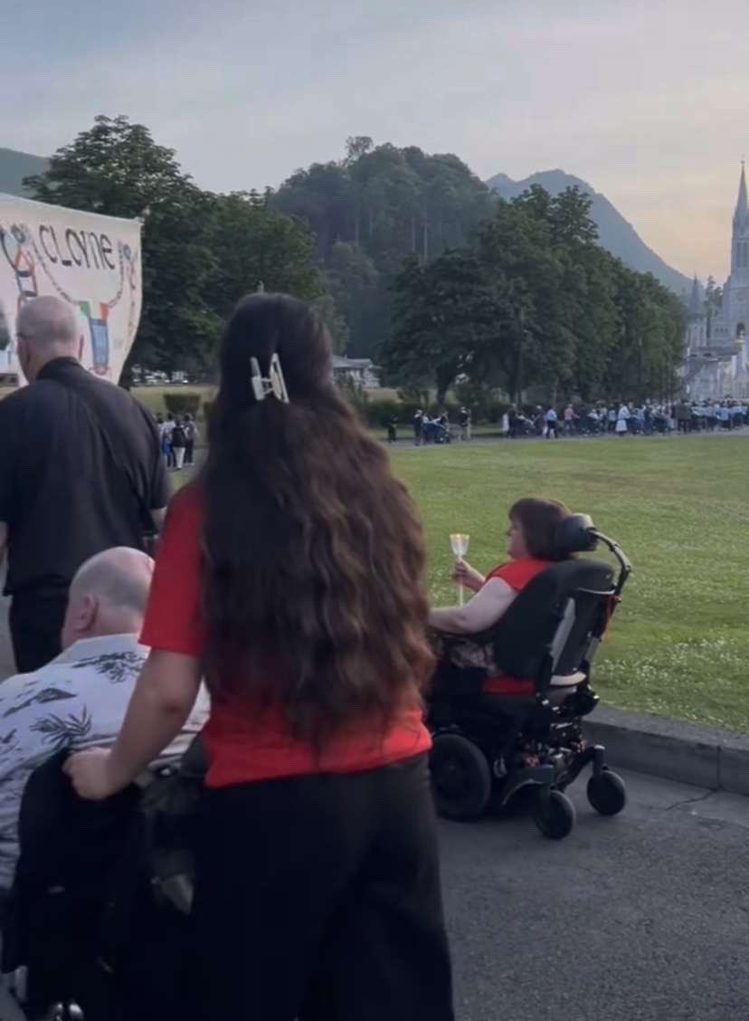 Ar an 30ú Bealtaine chuaigh Donagh Ó Mainnín agus Étaín Ní Aodha chuig Lourdes ar an turas oilithreachta le Deoise Chluana. Bhí deis againn cabhrú leis na seanóirí, freastal ar Aifreann, páirt a ghlacadh sa na hAifrinn éagsúla agus cabhraí san ospidéal 

#gobuaicdochumais