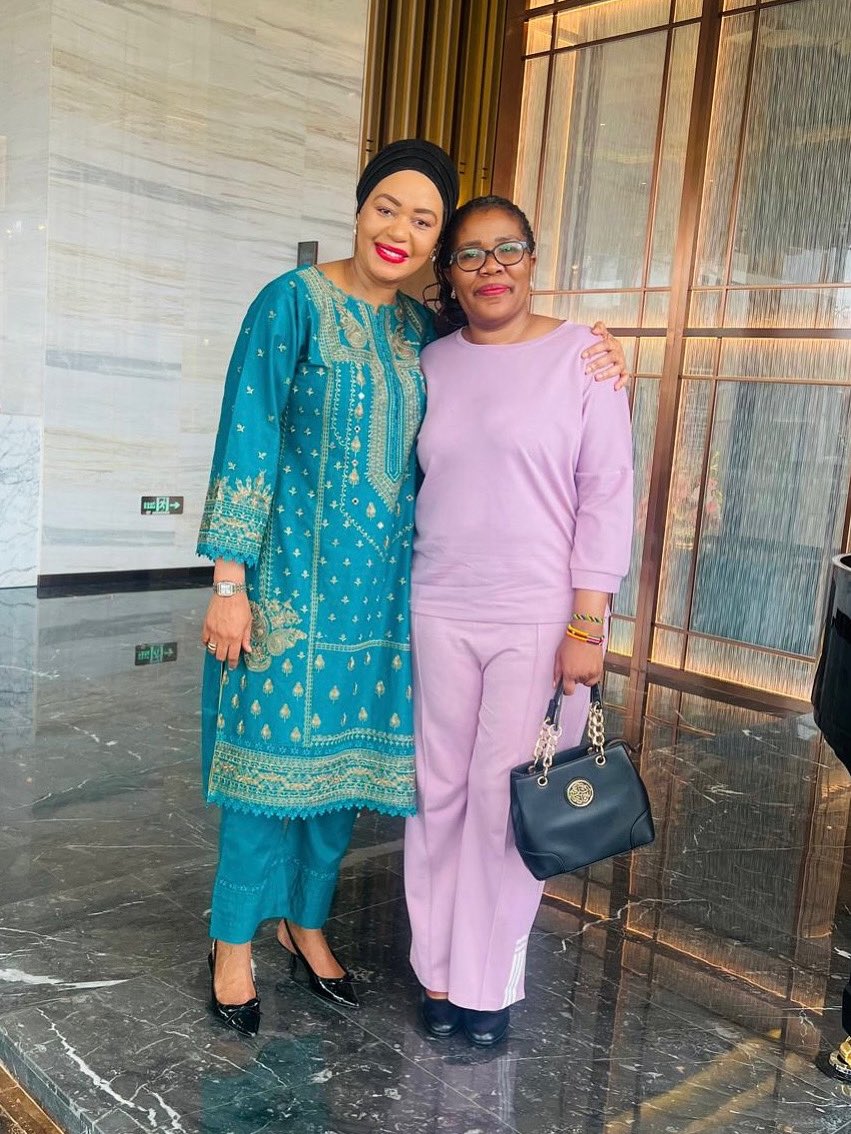 HoyceTemu's tweet photo. Dr. Elizabeth Nyakarungu ni mmoja wa Watanzania wanaopeperusha Bendera ya Tanzania 🇹🇿 huko Equatorial Guinea 🇬🇶 akiongoza Maabara ya Nchi hiyo  kama Labaratory Manager-Barney Rederence Labaratory. Tunajivunia wewe Elizabeth 🇹🇿👏. Asante Mh Rais Samia kwa kuendelea kutufungulia njia na kuamini vijana wa kitanzania wana uwezo #healthdiplomacy #kazinautu  #TanzaniatoAfrica