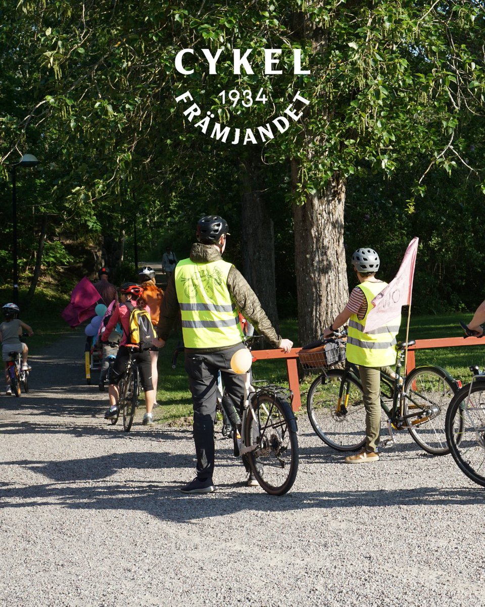 3 juni fylldes Farsta gård av cykelglädje när Cykelns dag firades! Frihet på cykel i Stockholm och Storstockholmskretsen bjöd på gratis meck och en Kidical mass genom Farsta bl a!  Frihet på cykel erbjuder cykelkurser för både vuxna och unga. Läs mer: cykelframjandet.se/cykelkurser/