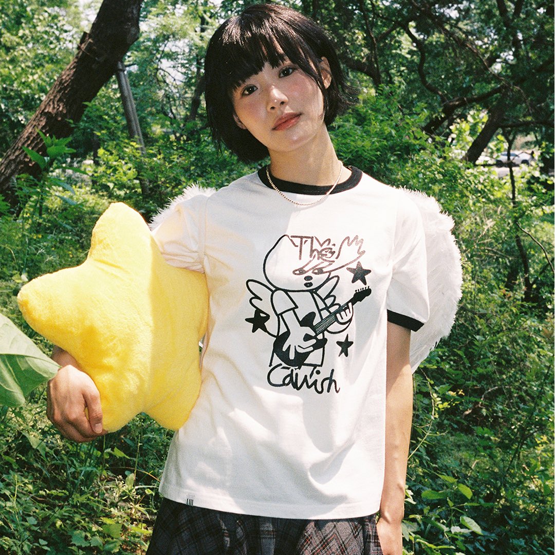 bbang222e's tweet photo. #RT 세 분에게 카비시 SELLER LOGO SS TEE 티셔츠를 보내드립니다 🎸 #광고

카비시X렐보브라운 협업 컬렉션 발매 ⛧ !!
발매 기념 10% 할인까지 !! 12일 카비시 공홈과 크림에서 만나볼 수 있어요 ♡ 19일에는 무신사, 카시나, 29CM 에서도 ✭

🤍 https://t.co/NIdGrZXVae https://t.co/CB0FSZinK8