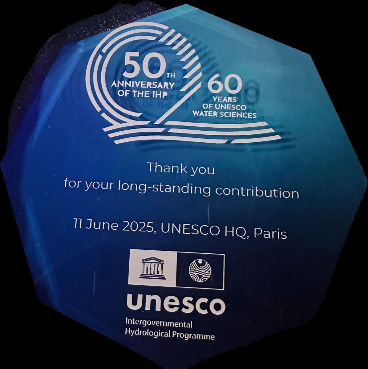 كُرّمت سلطنة عُمان نظير مساهمتها الفاعلة في البرنامج الهيدرولوجي الحكومي الدولي (IHP)، خلال السنوات الماضية والستين عامًا من التزامها بدعم علوم المياه، وذلك في احتفال منظمة الأمم المتحدة للتربية والعلم والثقافة (اليونسكو)، في مقرها بالعاصمة الفرنسية باريس بالذكرى الـ (50) لتأسيس