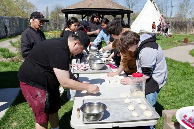 AnishNation's tweet image. Thunder Bay Indigenous Friendship Centre Roots Community Food Centre program helps students with cultural land-based teachings
Read more via Anishinabek News: anishinabeknews.ca/2025/06/12/thu…
