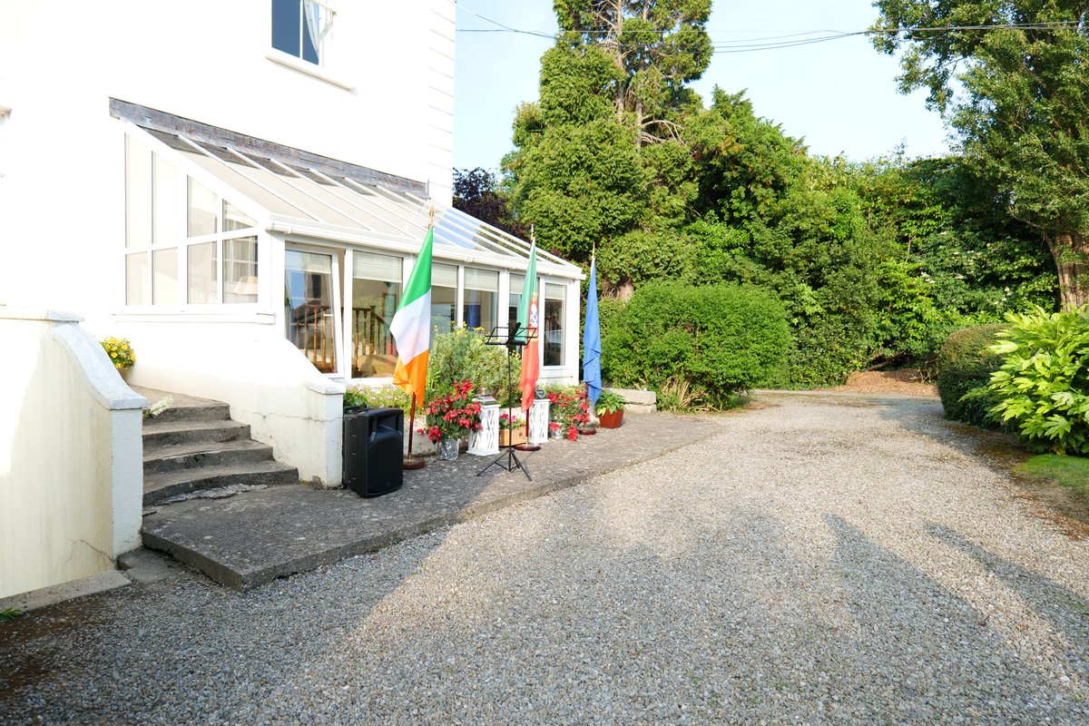 No âmbito das comemorações do Dia de Portugal 2025, teve lugar no passado dia 10 junho uma receção que contou com a presença de membros das Comunidades Portuguesas, do Corpo Diplomático acreditado, das autoridades irlandesas e de empresários, portugueses e irlandeses.