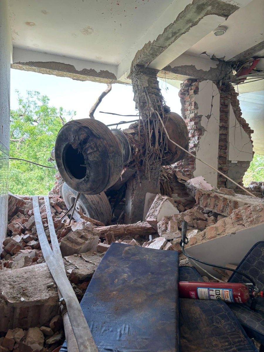 Shivam1895's tweet photo. This incident is extremely sad. I have no words for it. My sympathies are with the victims.
#planecrash 
#एयर_इंडिया https://t.co/MV0moKQnIe