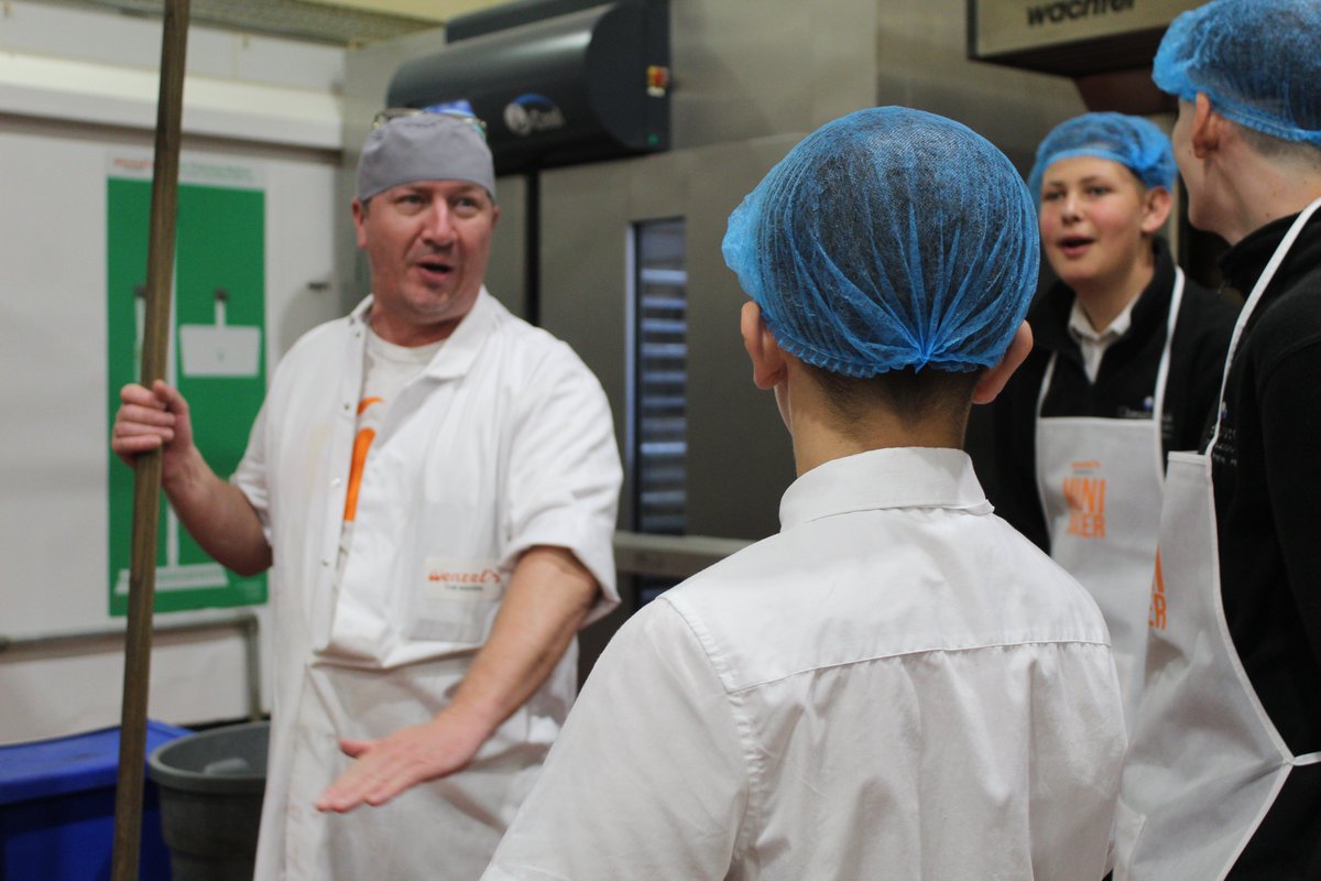 Chessbrookesc's tweet image. Massive shoutout to @Wenzelsthebaker and especially Adam for an unforgettable day!

Our students got hands on baking bread, decorating gingerbread men and fairy cakes and even had a behind-the-scenes tour of the factory. 

Smiles (and icing) everywhere! 🍞🍰👨‍🍳