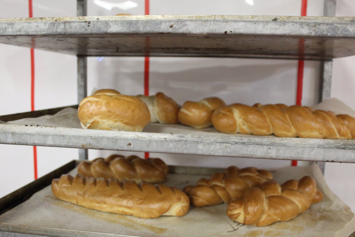 Chessbrookesc's tweet image. Massive shoutout to @Wenzelsthebaker and especially Adam for an unforgettable day!

Our students got hands on baking bread, decorating gingerbread men and fairy cakes and even had a behind-the-scenes tour of the factory. 

Smiles (and icing) everywhere! 🍞🍰👨‍🍳