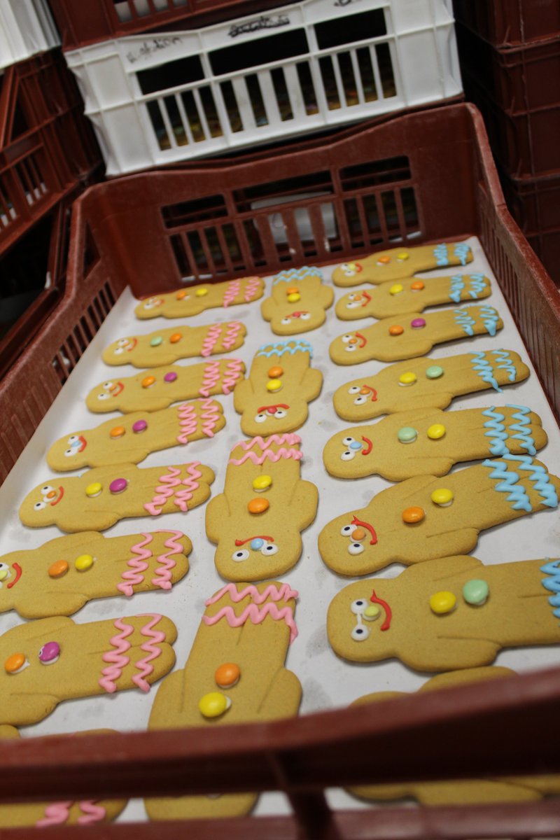 Chessbrookesc's tweet image. Massive shoutout to @Wenzelsthebaker and especially Adam for an unforgettable day!

Our students got hands on baking bread, decorating gingerbread men and fairy cakes and even had a behind-the-scenes tour of the factory. 

Smiles (and icing) everywhere! 🍞🍰👨‍🍳