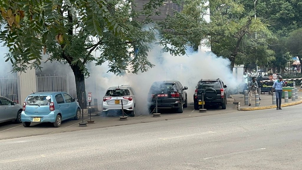 BwiboCharles's tweet photo. The white smoke from teargas shows there is light at the end of the tunnel,no retreat no surrender,Lagat Must Go,we must get justice for Albert Ojwang,Kenya ni home and home must be respected, Nairobi CBD is the place #MaandamanoThursday #JusticeForAlbertOjwang #ArrestEliudLagat https://t.co/FyVWsK5aqv