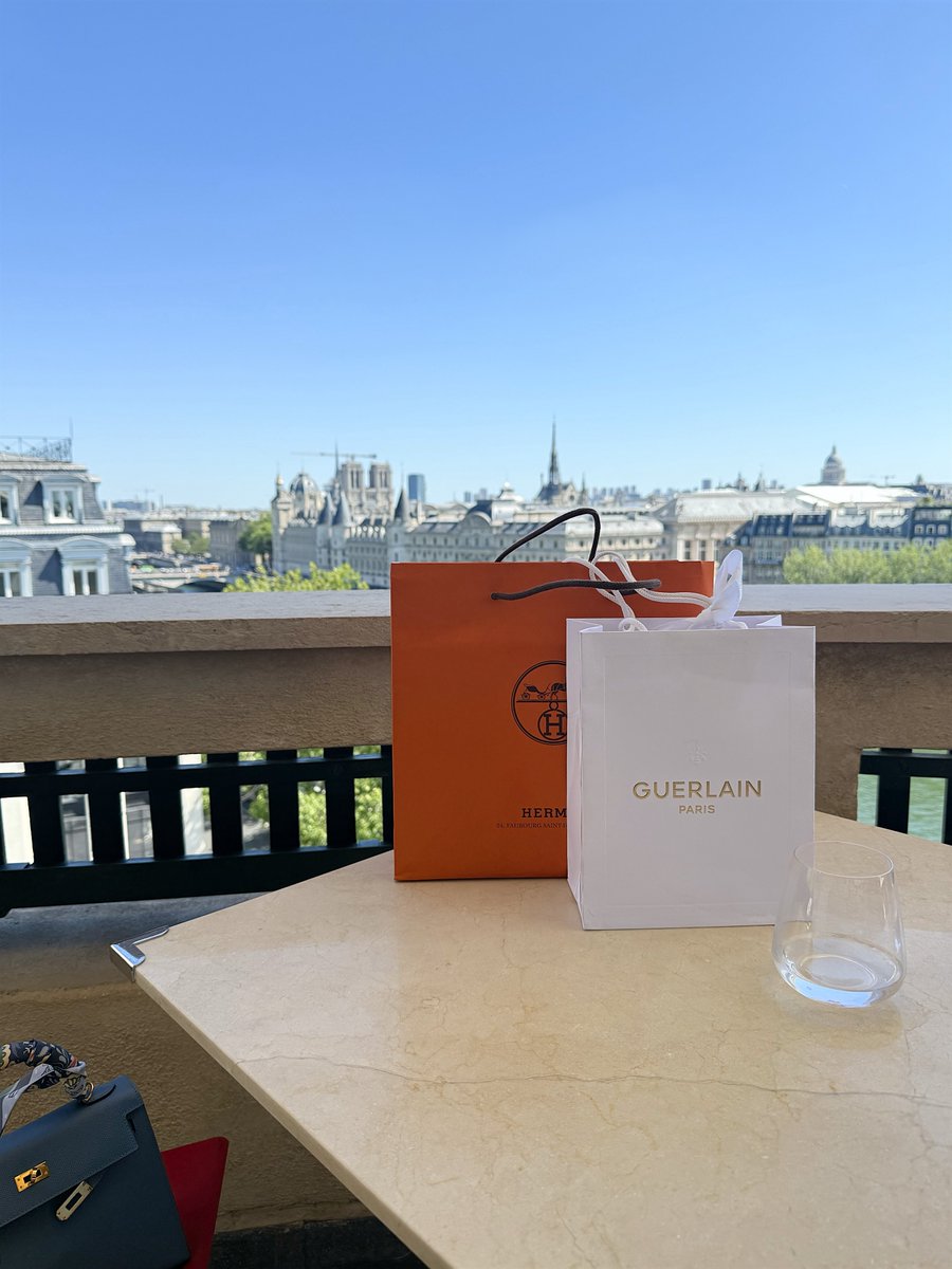 An afternoon that started with some shopping and ended with a hearty lunch paired perfectly with a full-bodied red ❤️