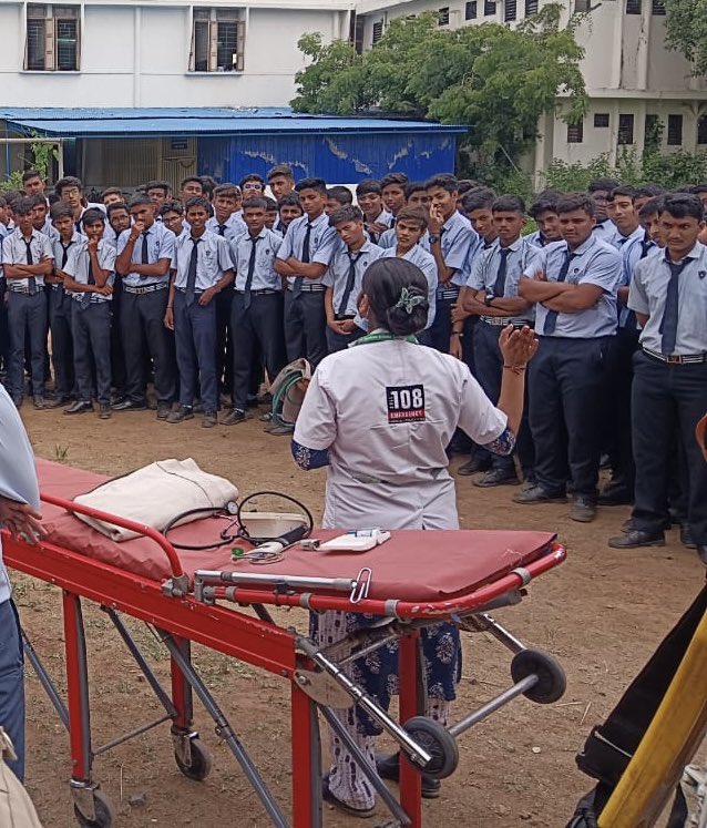 RTO_Navsari's tweet photo. શાળા માર્ગ સલામતી જાગૃતિ અભિયાન-૨૦૨૫ અંતર્ગત   તા:-૧૨/૦૬/૨૦૨૫ ના રોજ વિદ્યાકુંજ હાઈસ્કુલ નવસારી ખાતે એઆરટીઓ નવસારી, જિલ્લા ટ્રાફીક શાખા નવસારી તથા 108 Emergency Service Team દ્વારા માર્ગ સલામતી સેમીનારનું આયોજન કરવામાં આવ્યું@GRSAofficial @COTGuj_office @CollectorNav @SP_Navsari https://t.co/PB7GVPj6QD