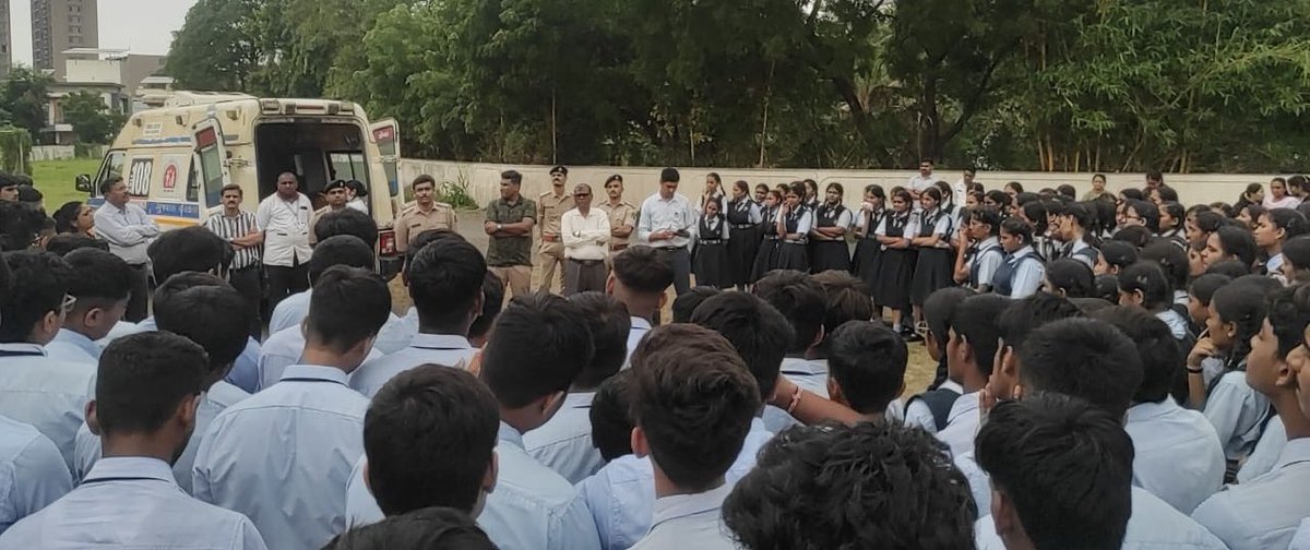 RTO_Navsari's tweet photo. શાળા માર્ગ સલામતી જાગૃતિ અભિયાન-૨૦૨૫ અંતર્ગત   તા:-૧૨/૦૬/૨૦૨૫ ના રોજ વિદ્યાકુંજ હાઈસ્કુલ નવસારી ખાતે એઆરટીઓ નવસારી, જિલ્લા ટ્રાફીક શાખા નવસારી તથા 108 Emergency Service Team દ્વારા માર્ગ સલામતી સેમીનારનું આયોજન કરવામાં આવ્યું@GRSAofficial @COTGuj_office @CollectorNav @SP_Navsari https://t.co/PB7GVPj6QD