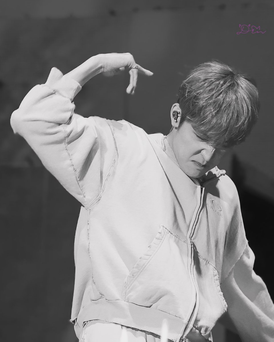starwonwoo_9696's tweet photo. #🐈‍⬛ #D71 #D_569
😎

-20241027 SEVENTEEN RIGHT HERE WORLD TOUR IN NEW YORK

#seventeen #svt #세븐틴 #wonwoo #원우 #beanie #전원우 https://t.co/IgtJiaorM3