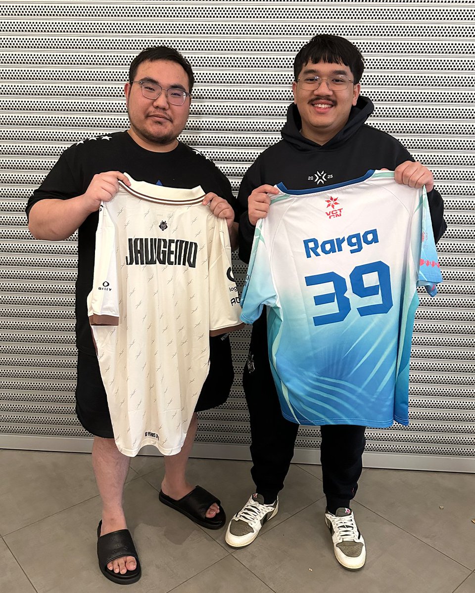 Watch out for their fake clones 🧍‍♂️